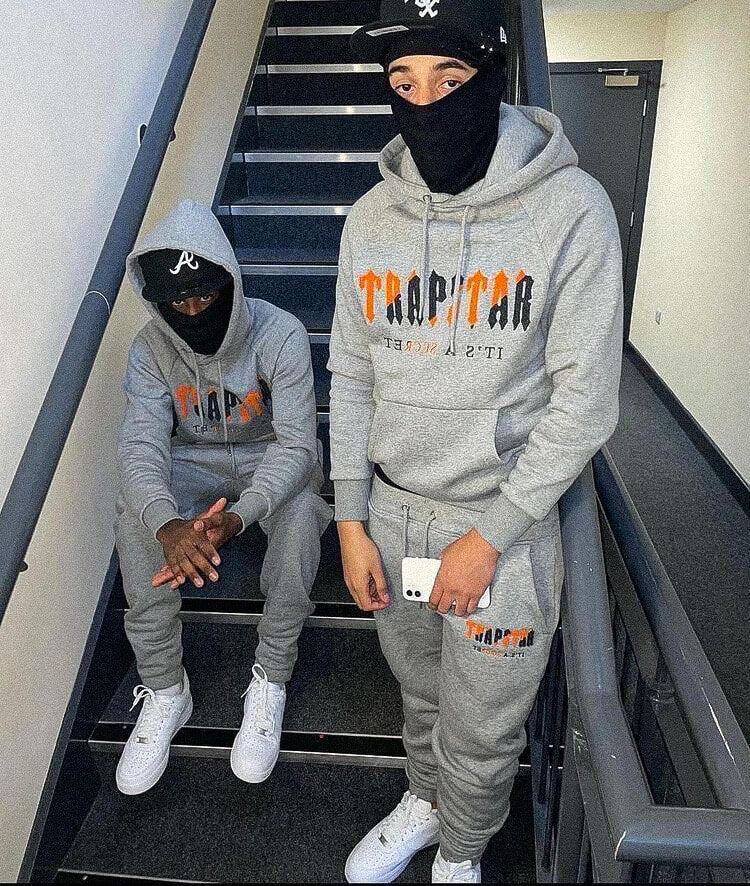 Survêtement gris orange décodé